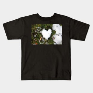 Heart made out of snow Kids T-Shirt